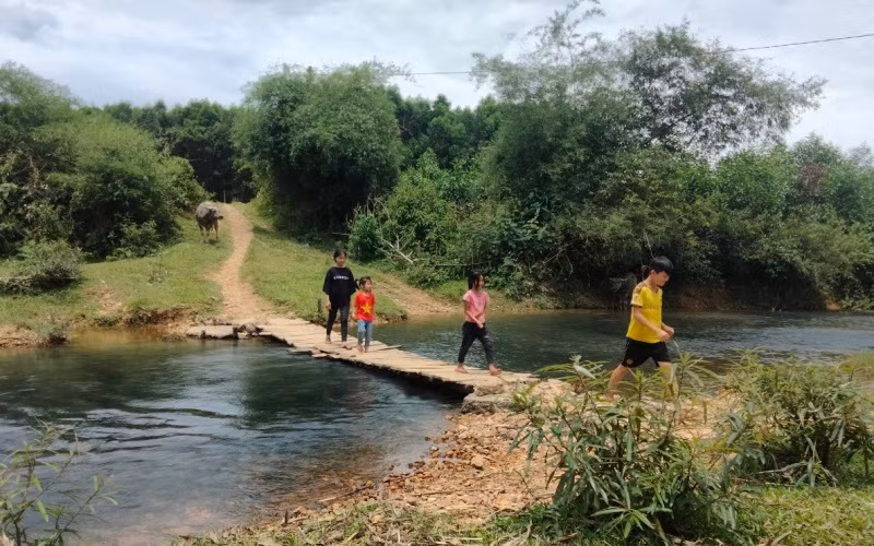 Nhiều đường giao thông trục thôn, đường dân sinh ở Hương Khê đang được xây dựng sơ sài, tạm bợ.