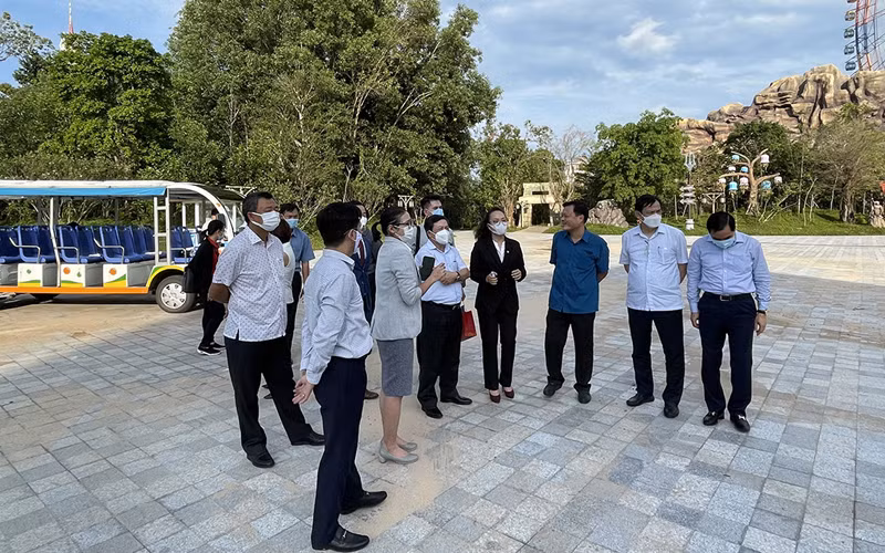 Đoàn công tác thực hiện khảo sát, kiểm tra tại các điểm mua sắm, vui chơi giải trí. (Ảnh: Tổng cục Du lịch)