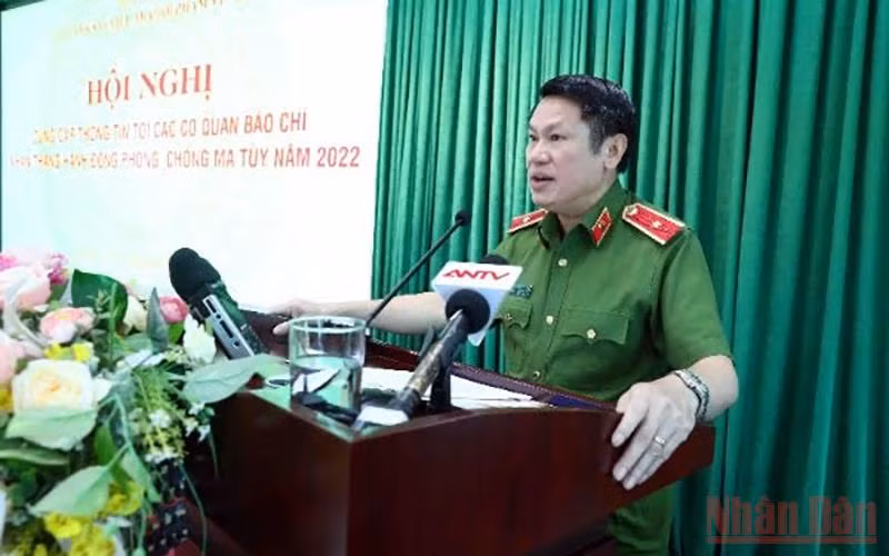 Thiếu tướng Nguyễn Văn Viện, Cục trưởng Cảnh sát điều tra tội phạm về ma túy phát biểu tại hội nghị. 
