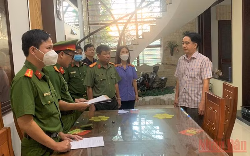 Lực lượng công an đọc lệnh bắt bị can Nguyễn Tấn Long.