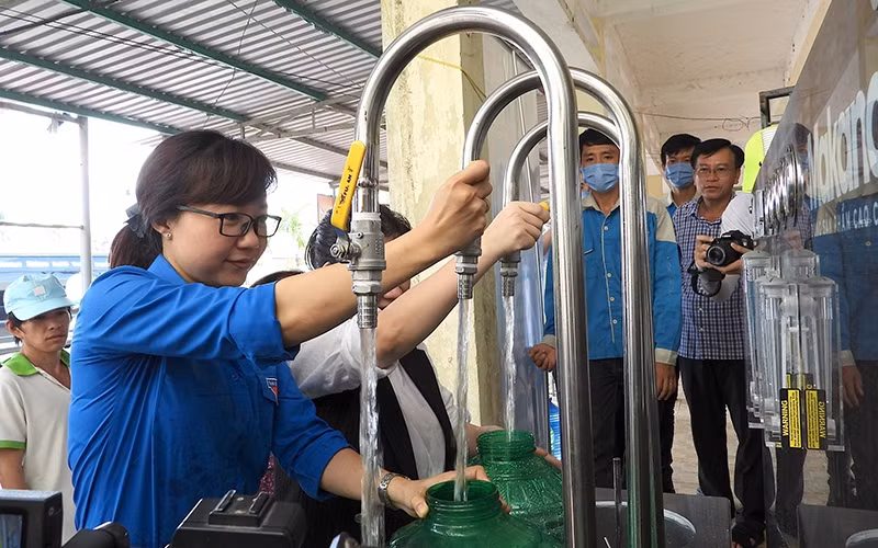 Vận hành hệ thống lọc nước mặn thành nước ngọt vừa bàn giao ở xã Khánh Bình Tây Bắc.