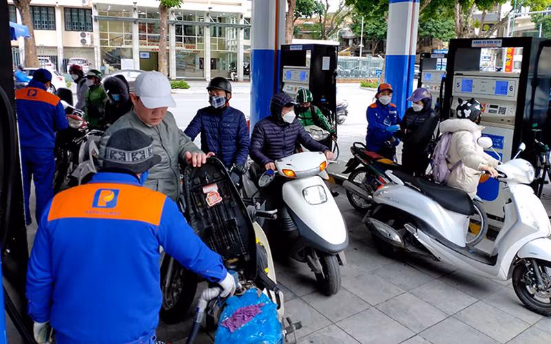 Người dân mua xăng tại cây xăng dầu trên phố Trần Hưng Đạo, quận Hoàn Kiếm, thành phố Hà Nội. (Ảnh NGUYỄN ĐĂNG)