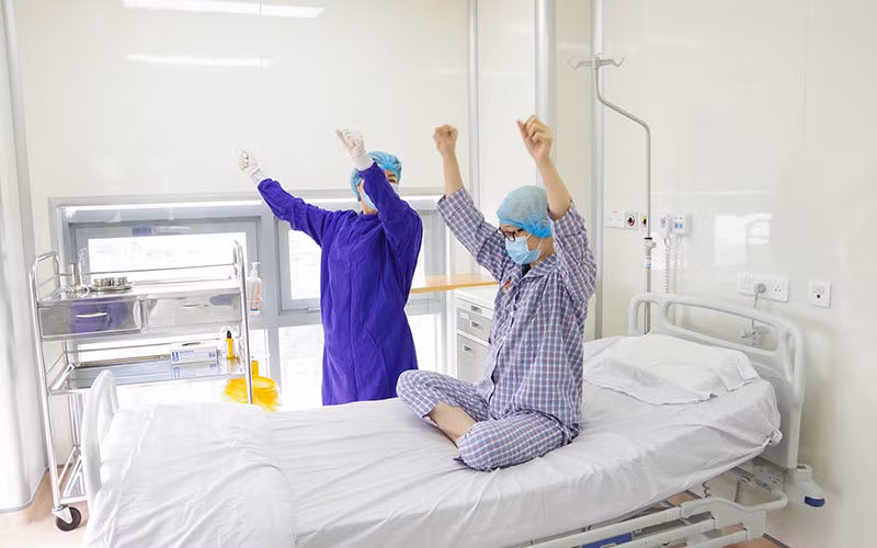 Bệnh nhân V.A tập vận động các cơ theo sự hướng dẫn của điều dưỡng chăm sóc sau khi thực hiện ghép tế bào gốc.