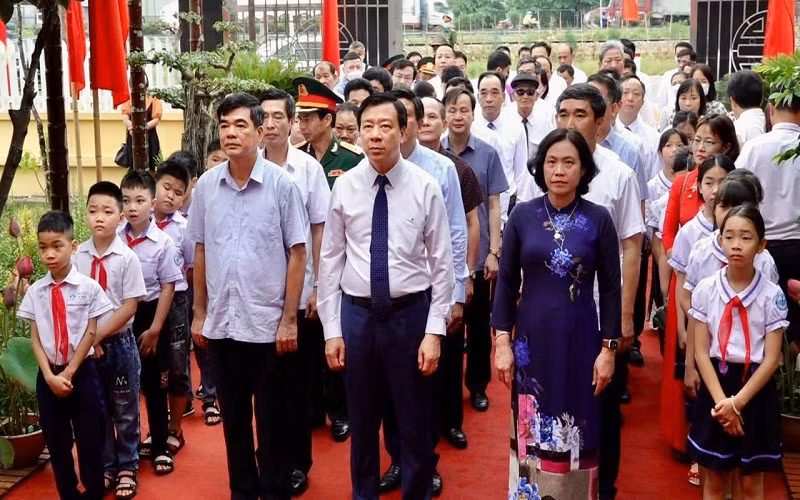 Lãnh đạo tỉnh Hải Dương dâng hoa, dâng hương tưởng nhớ Chủ tịch Hồ Chí Minh.