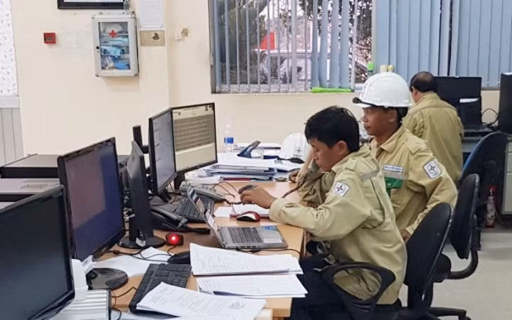 Công nhân TBA 220kV Trảng Bàng thao tác đóng điện.