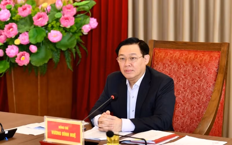 Đồng chí Vương Đình Huệ, Uỷ viên Bộ Chính trị, Bí thư Thành uỷ phát biểu ý kiến tại buổi làm việc.