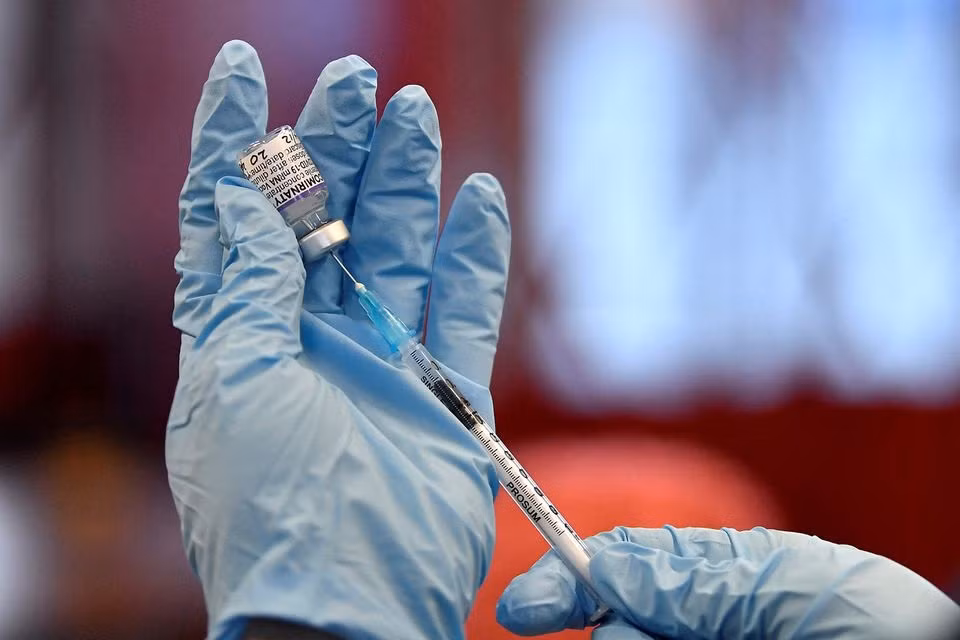 Chuẩn bị tiêm một liều vaccine ngừa Covid-19 của Pfizer. Ảnh: Reuters.