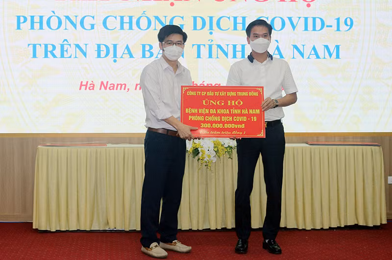 Các doanh nghiệp ủng hộ 3,3 tỷ đồng hỗ trợ tỉnh Hà Nam phòng, chống dịch Covid-19