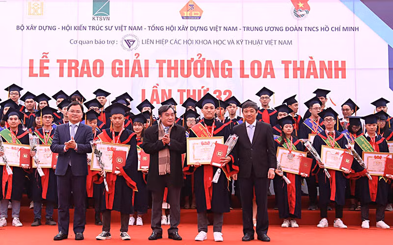 Đại diện ban tổ chức trao giải nhất của Giải thưởng Loa Thành lần thứ 32 - năm 2020 tặng các tác giả Phạm Duy Tân và Lê Quốc. 