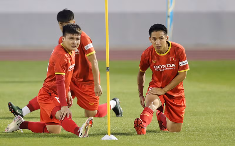 Hùng Dũng (phải) được PTI hỗ trợ 300 triệu đồng điều trị chấn thương. (Ảnh: VFF)