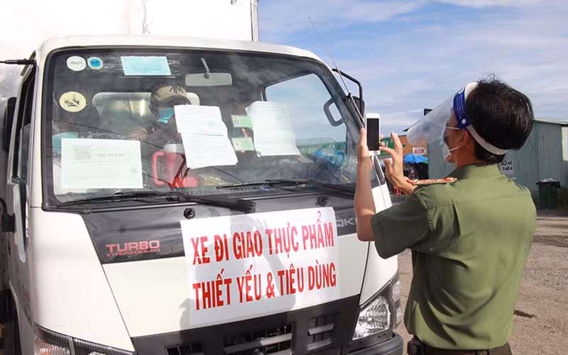 Hậu Giang kiểm soát chặt người và phương tiện ra vào địa bàn để phòng, chống dịch Covid-19.