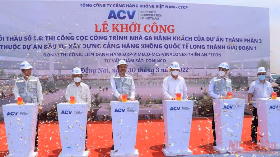 Các đại biểu bấm nút khởi công gói thầu.