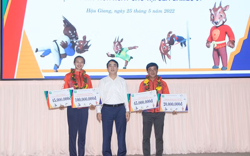 Thưởng nóng cho các vận động viên, huấn luyện viên.