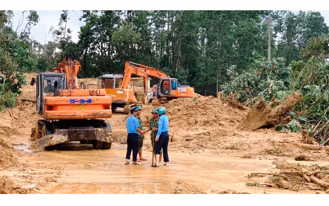 Lực lượng cứu hộ tiến hành thông đường tại Tiểu khu 67, đường vào Nhà máy thủy điện Rào Trăng 3.