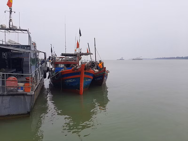 Các tàu vi phạm được đưa về cảng cá Cửa Hội.