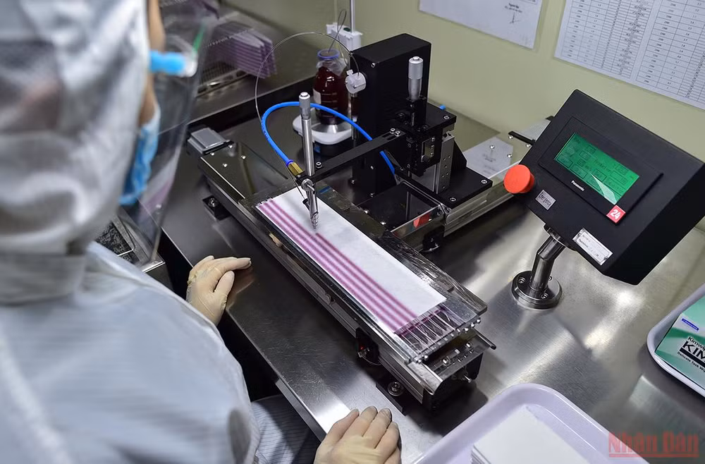 Cận cảnh quy trình sản xuất kit Test nhanh kháng nguyên SARS-CoV-2 “Made in Viet Nam” -0