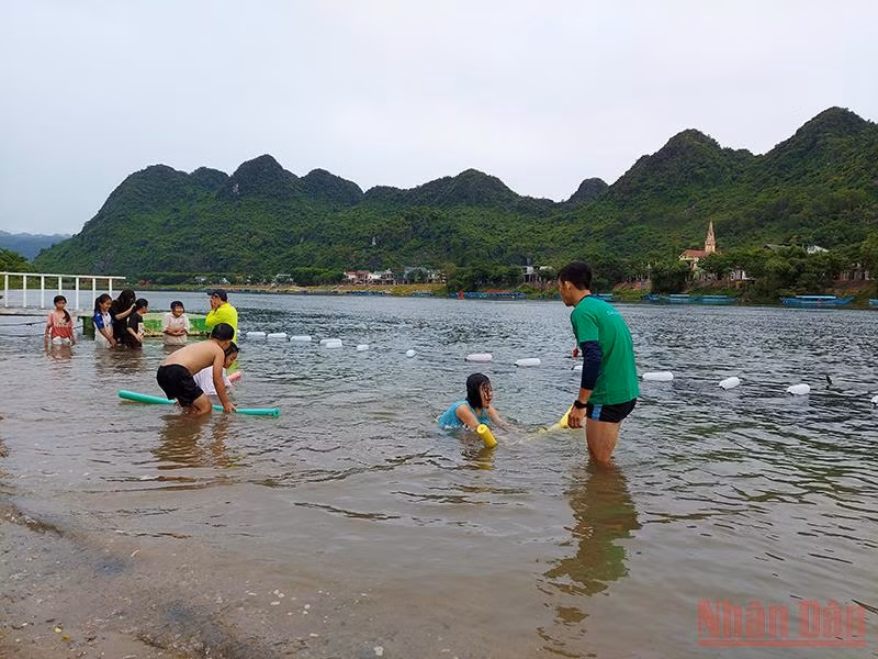 Quảng Bình dạy bơi miễn phí cho trẻ em -0