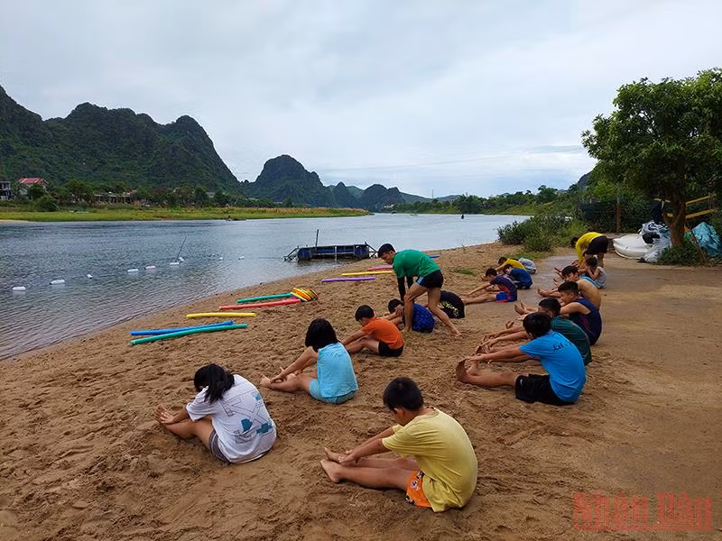 Quảng Bình dạy bơi miễn phí cho trẻ em -0