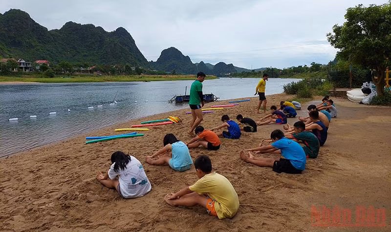 Quảng Bình dạy bơi miễn phí cho trẻ em -0