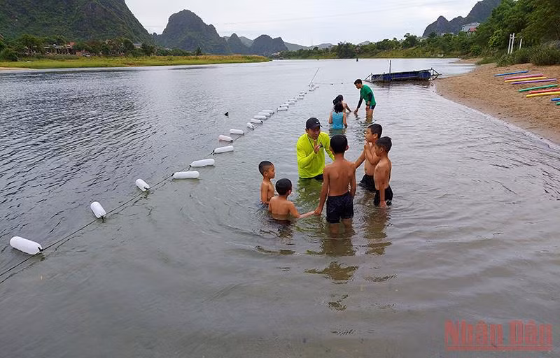 Quảng Bình dạy bơi miễn phí cho trẻ em -0