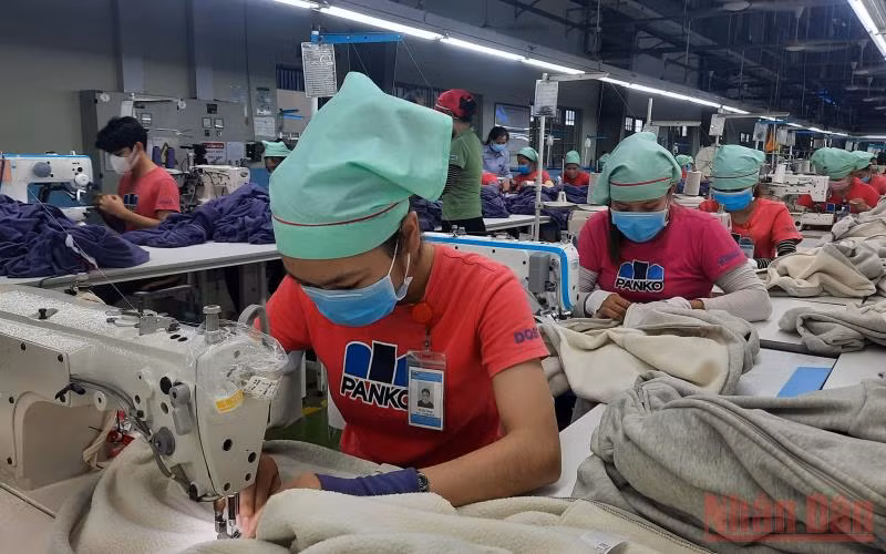 Bảo hiểm xã hội Việt Nam đã triển khai giảm đóng vào các quỹ Bảo hiểm xã hội và chi hỗ trợ từ nguồn quỹ Bảo hiểm thất nghiệp với tổng kinh phí hơn 45.444 tỷ đồng cho người lao động và người sử dụng lao động. (Ảnh: Trung Tâm)