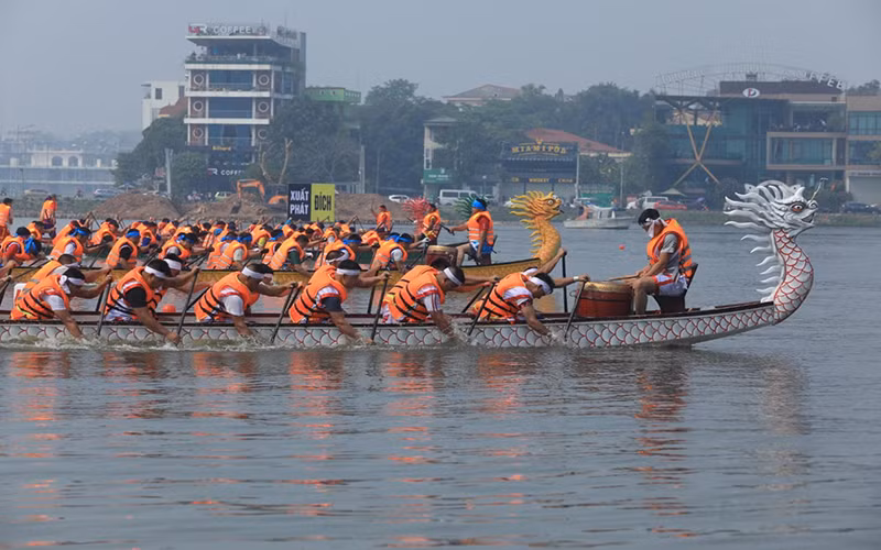 Các đội chải tham gia thi tài trên hồ Công viên Văn Lang.