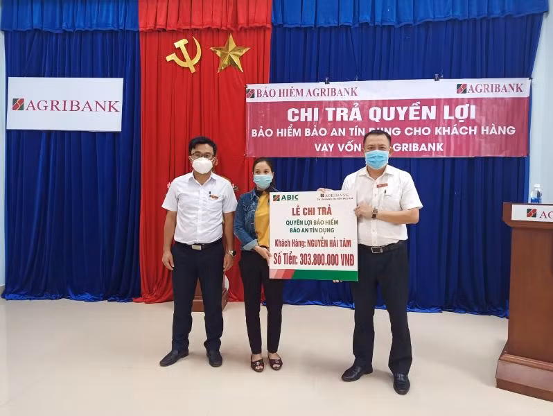 Đại diện Bảo hiểm Agribank chi trả quyền lợi bảo hiểm Bảo an tín dụng cho khách hàng vay vốn tại Agribank.