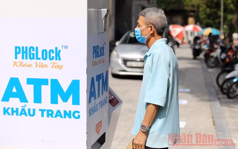 Người dân Hà Nội nhận khẩu trang y tế miễn phí từ "cây ATM khẩu trang".