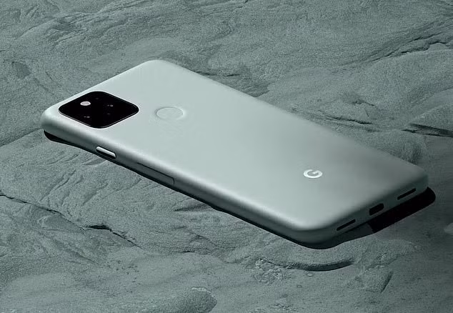 2040, kích thước iPhone sẽ lớn hơn MacBook với tốc độ tăng hiện tại -0