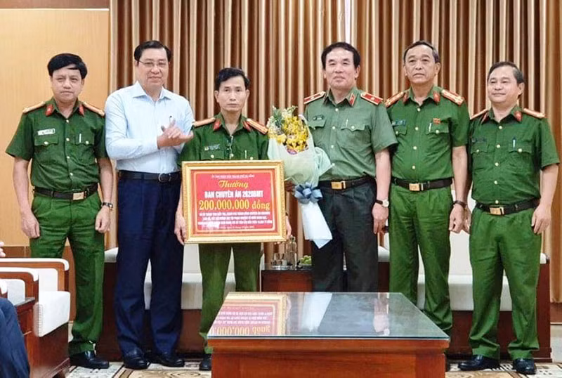 Chủ tịch UBND TP Đà Nẵng Huỳnh Đức Thơ trao thưởng cho Công an TP Đà Nẵng.