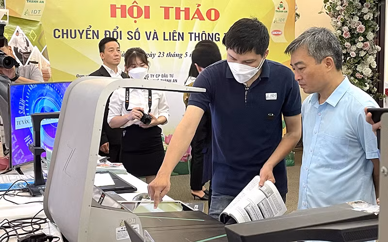Trải nghiệm giải pháp số hóa thư viện tại hội thảo “Chuyển đổi số và liên thông thư viện”.