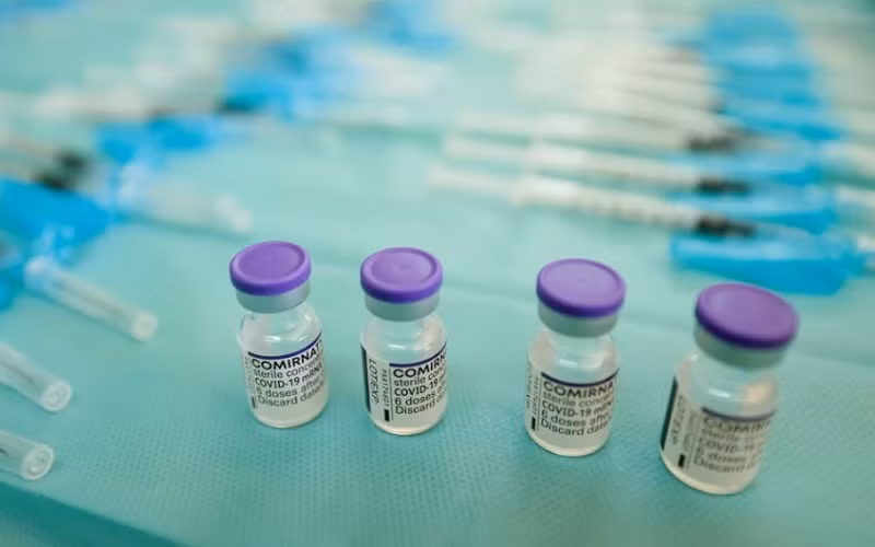 Ngày 8/10, Nhật Bản đã ký thỏa thuận mua 120 triệu liều vaccine ngừa Covid-19 của Pfizer - dự kiến bắt đầu bàn giao từ tháng 1/2022. (Ảnh: Reuters)