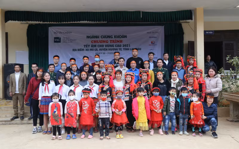 Đoàn thăm và tặng quà cho học sinh xã Mù Cả.