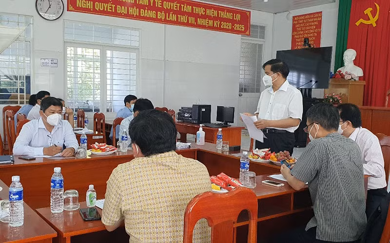 PGS Đào Xuân Cơ biểu dương những kết quả đã đạt được trong công tác phòng, chống dịch Covid-19 của đội ngũ nhân viên y tế tại Trung tâm Y tế Châu Thành.