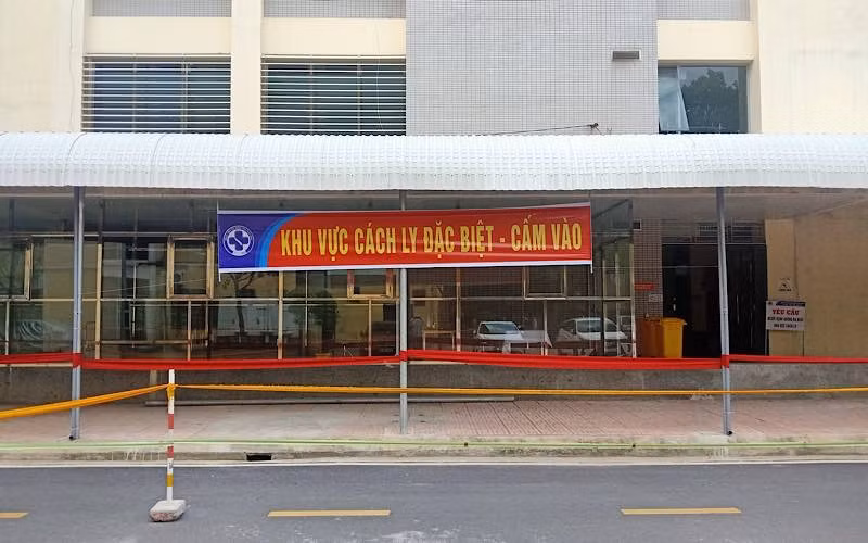 Khoa truyền nhiễm, Bệnh viện đa khoa tỉnh Thái Bình đang cách ly, điều trị cho ba bệnh nhân là lái, phụ xe khách chạy tuyến Hải Phòng - TP Hồ Chí Minh