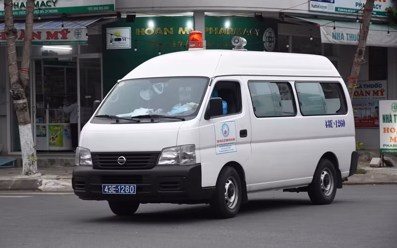 Xe cứu thương đưa các trường hợp tiếp xúc, liên quan tới BN N.T.N đến nơi cách ly tập trung, chiều tối 11-5.