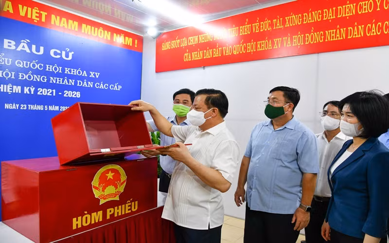 Bí thư Thành ủy Đinh Tiến Dũng cùng đoàn công tác kiểm tra công tác chuẩn bị bầu cử tại khu vực bỏ phiếu số 17, phường Định Công, quận Hoàng Mai. (Ảnh: Duy Linh)