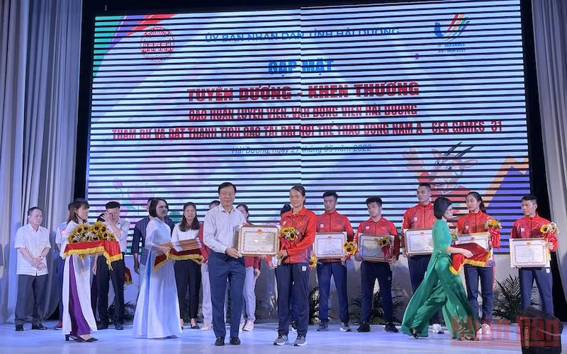 Đồng chí Phạm Xuân Thăng, Ủy viên Trung ương Đảng, Bí thư Tỉnh ủy Hải Dương trao tặng Bằng khen các vận độn viên, huấn luyện viên đạt thành tích xuất sắc tại SEA Games 31.