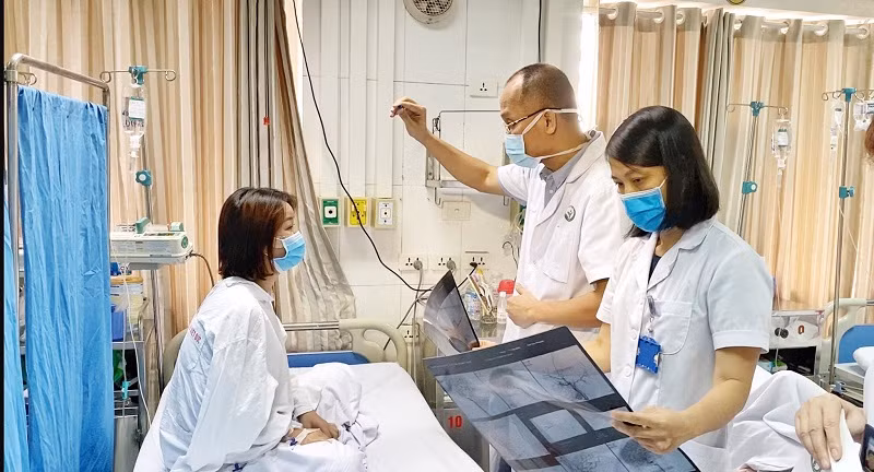 PGS Nguyễn Hồng Hà đang thăm khám cho bệnh nhân.