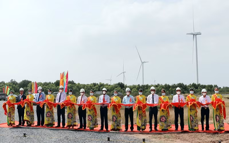 Thực hiện nghi thức cắt băng khánh thành Nhà máy Điện gió số 6.