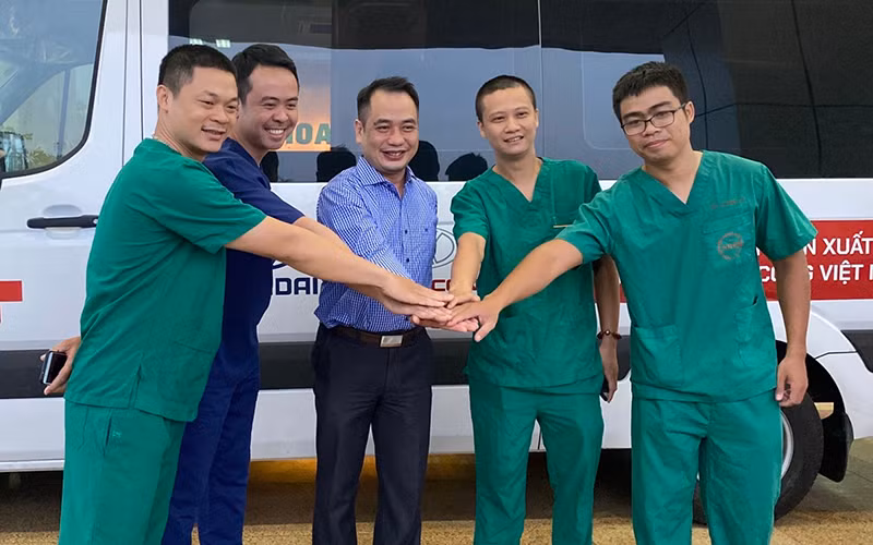 BS Nguyễn Trung Cấp, Phó Giám đốc BV Bệnh Nhiệt đới Trung ương (giữa) chúc mừng đoàn lên đường thành công.