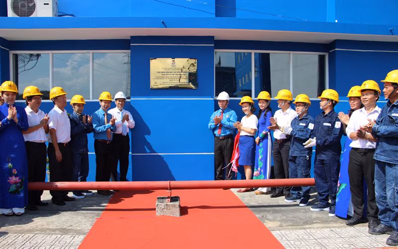 Các đại biểu gắn biển “Tăng cường công suất Máy biến áp 110kV thứ 3, Trạm biến áp 220/110kV Bình Tân’’.