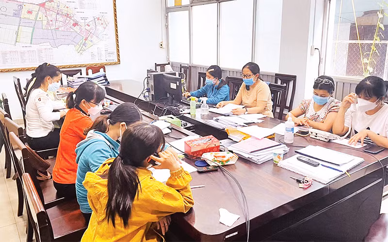 Nhân viên tư vấn, hỗ trợ F0 gọi điện thăm hỏi người bệnh từ Trung tâm Chỉ huy phòng, chống dịch Covid-19 xã Xuân Thới Thượng, huyện Hóc Môn. 