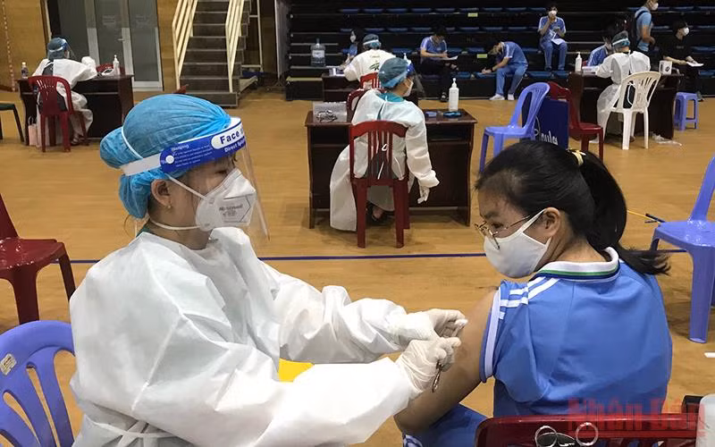 Đà Nẵng tiêm vaccine cho học sinh cấp trung học phổ thông. (Ảnh: ANH ĐÀO)