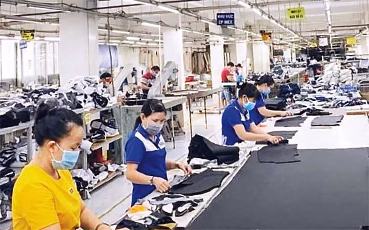 Công nhân may mặc tại Công ty cổ phần may Nhà Bè tại phường Tân Thuận Đông, quận 7.