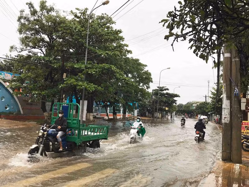 Mưa lớn khiến nhiều nơi ở Ninh Thuận bị ngập cục bộ -0