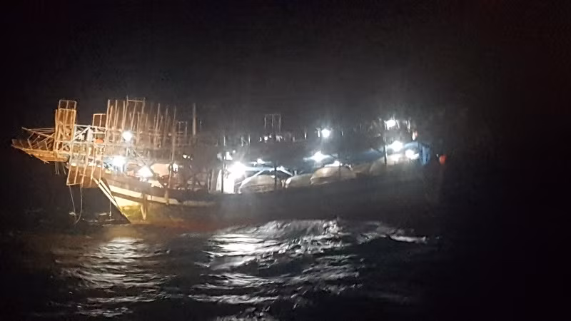 Cứu kịp thời thuyền viên bị tai biến ngoài khơi vùng biển Quảng Ngãi -0