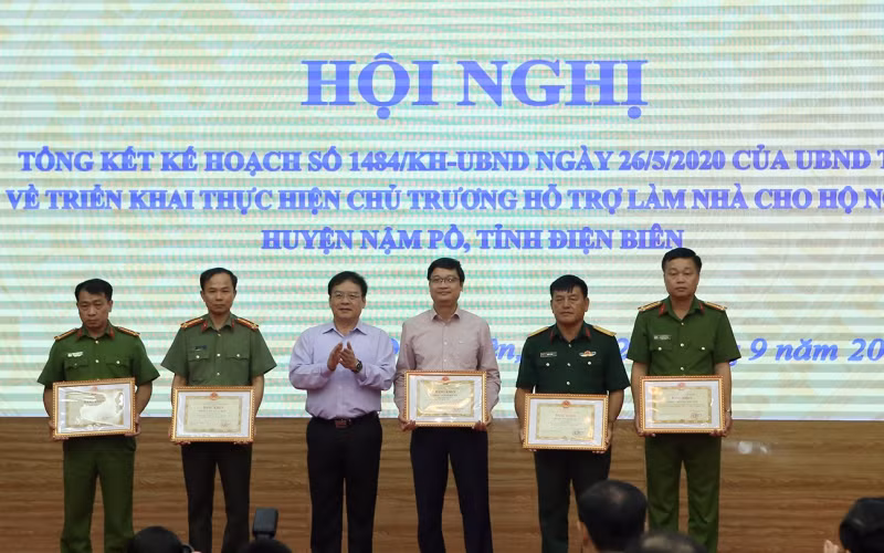 Chủ tịch UBND tỉnh Điện Biên Mùa A Sơn trao Bằng khen của UBND tỉnh tặng các tập thể có nhiều đóng góp thực hiện chương trình.