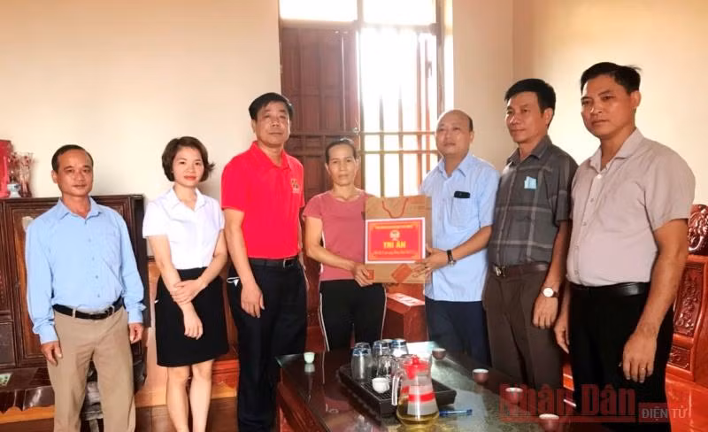 Đại diện Hội nông dân huyện Sơn Động tặng quà cho gia đình người có công tại xã Tuấn Đạo.