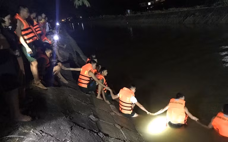Lực lượng cứu hộ thuộc Trung tâm Huấn luyện Bộ đội biên phòng tìm kiếm nạn nhân.